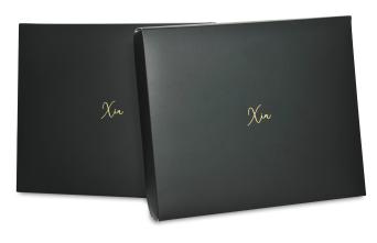 กล่องแบบฝาครอบสีดำ พิมพ์โลโก้ปั๊มฟอยส์สีทองด้าน (GM1) ที่ฝากล่อง 