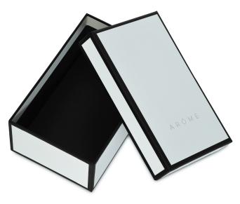 กล่องฝาบน-ฝาล่าง ขนาดสำเร็จ 10.5 x 17 x 6.7  ซม. กล่องสีขาว พิมพ์เส้นขอบด้านนอกสีดำ ด้านในสีดำ 