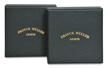 กล่องกระดาษแข็ง Franck Muller แบบฝาบน - ฝาล่าง 
ขนาดกล่องสำเร็จ กว้าง 8.5 x ยาว 8.5 x หนา 3.5 ซม.
